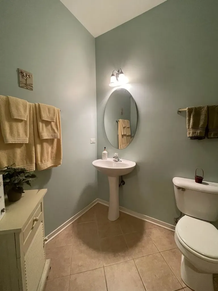 2933 North Clybourn Avenue Chicago IL 60618