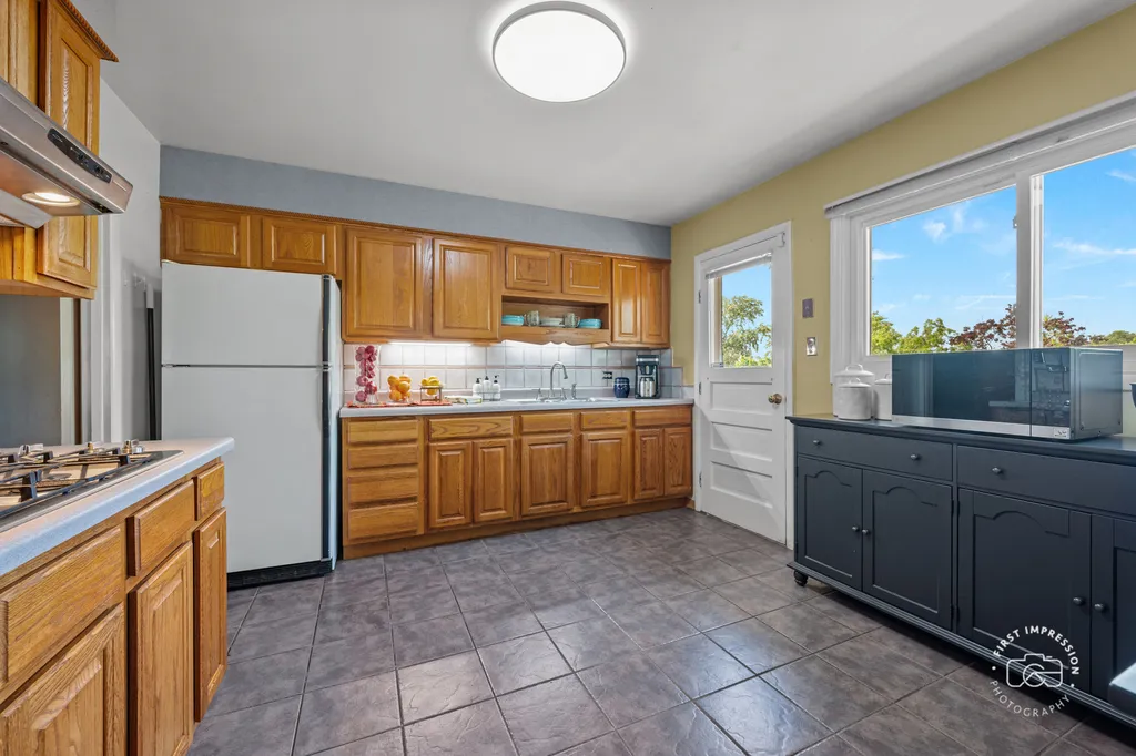 2S545 Lloyd Avenue Lombard IL 60148