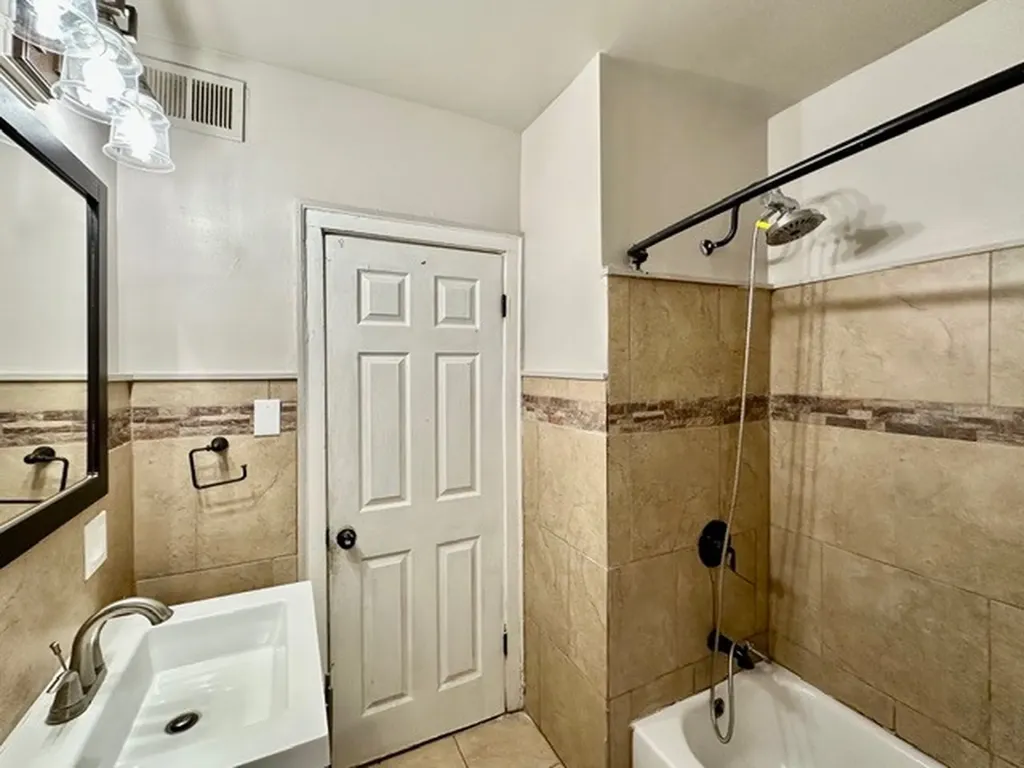8204 South Exchange Avenue Chicago IL 60617