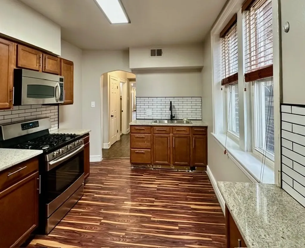 8204 South Exchange Avenue Chicago IL 60617