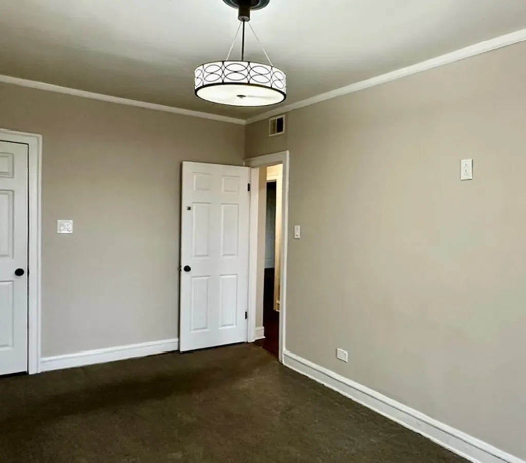 8204 South Exchange Avenue Chicago IL 60617
