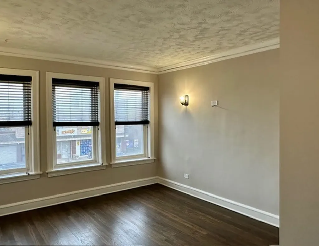 8204 South Exchange Avenue Chicago IL 60617