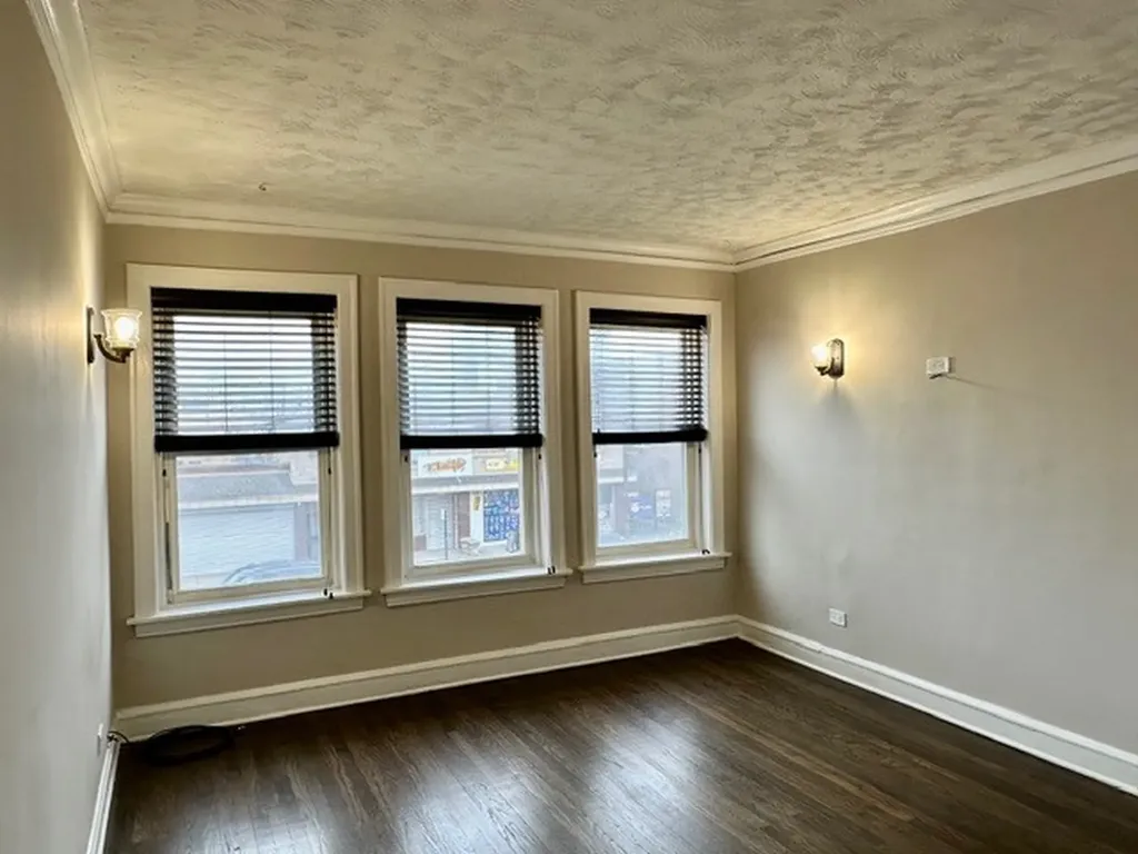 8204 South Exchange Avenue Chicago IL 60617