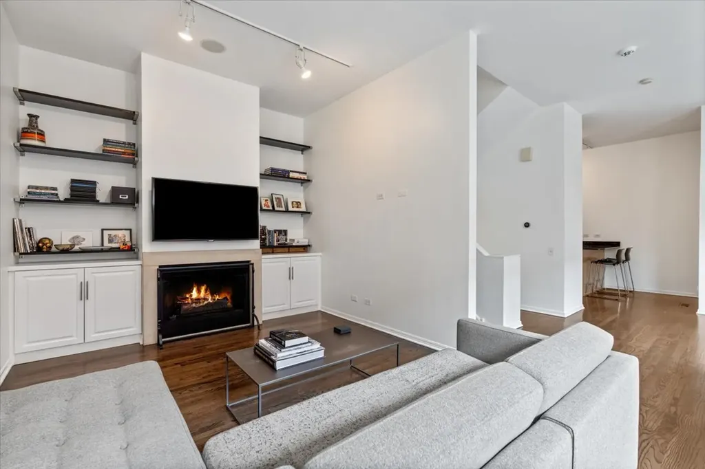 1447 North Cleveland Avenue Chicago IL 60610
