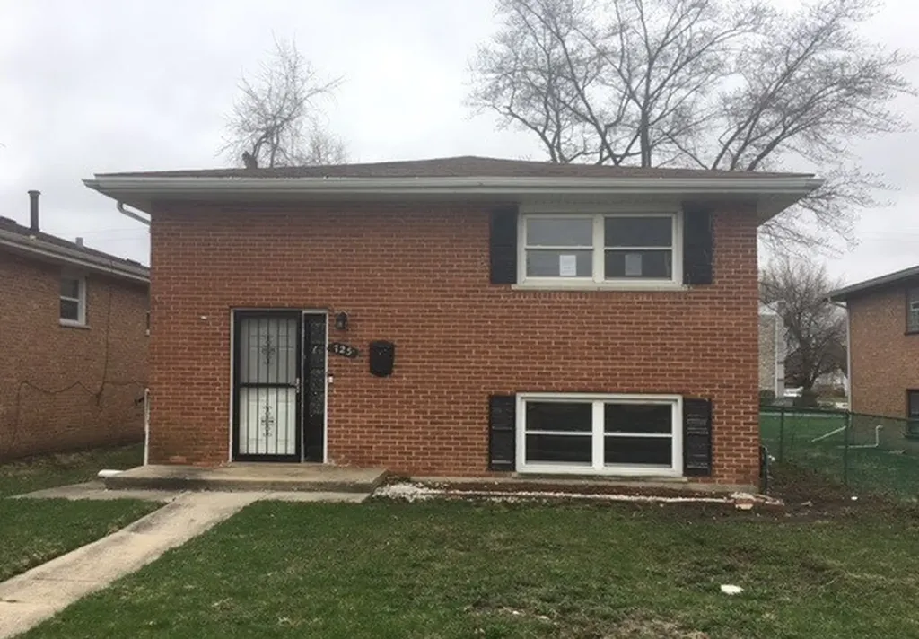 725 East 152nd Street Phoenix IL 60426