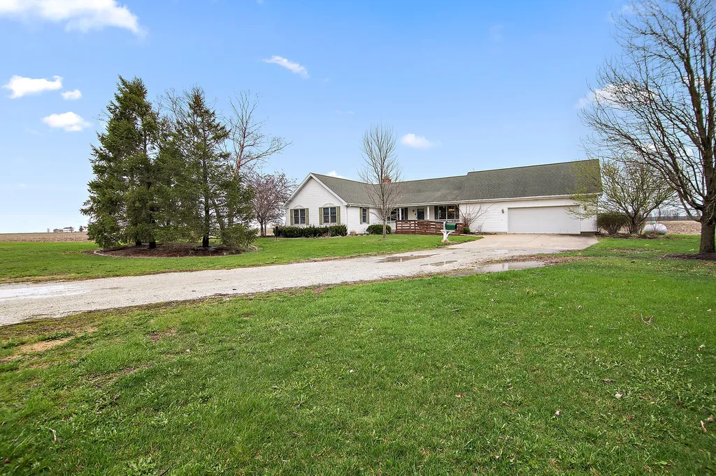 2078 North 1100 Road E Danforth IL 60930