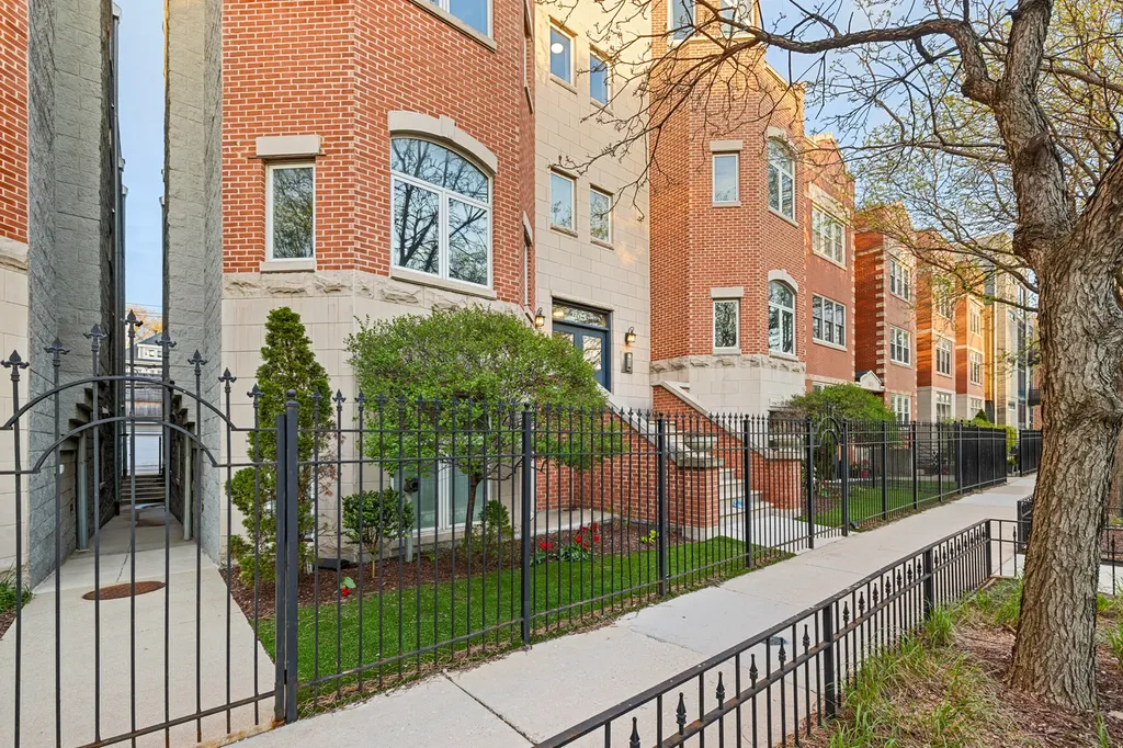 2625 North Ashland Avenue Chicago IL 60614