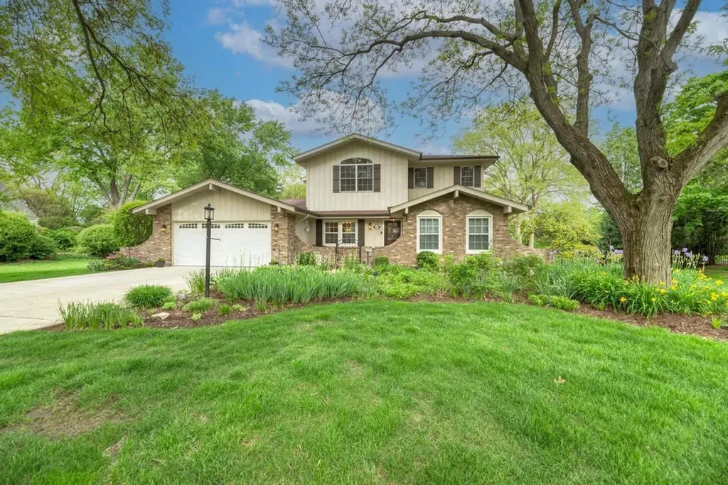 10S607 Glenn Drive Burr Ridge IL 60527
