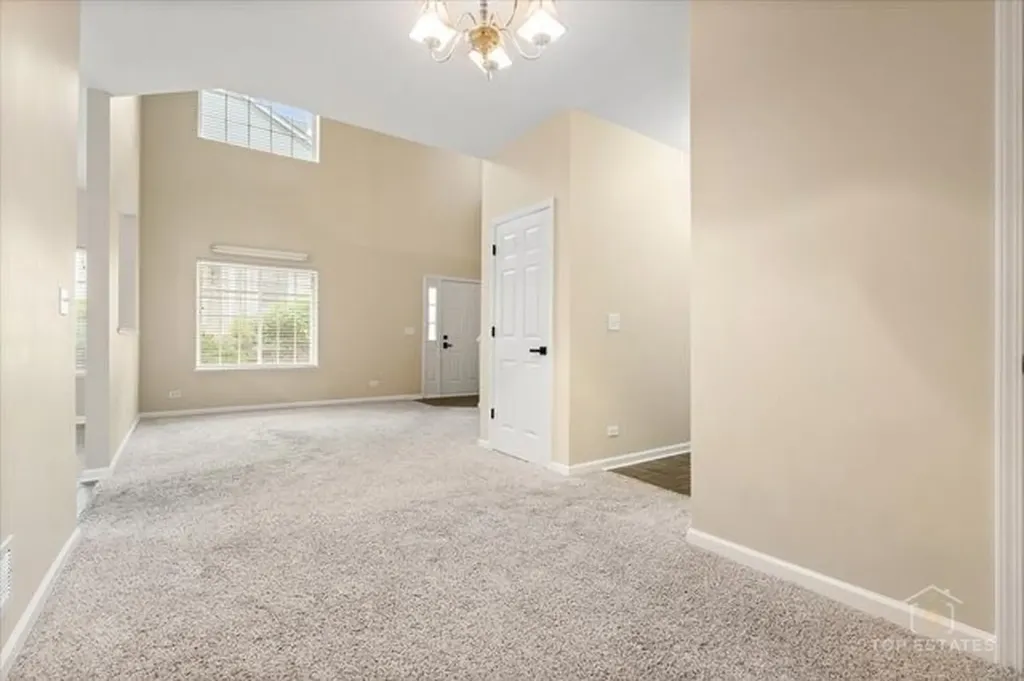 452 Jamestown Court Aurora IL 60502