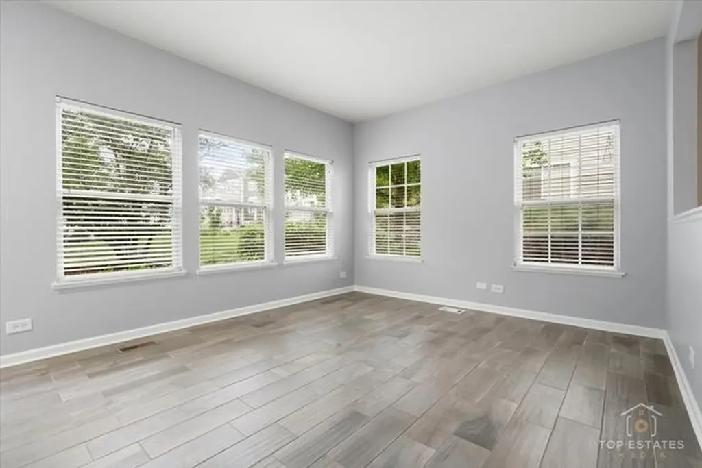 452 Jamestown Court Aurora IL 60502