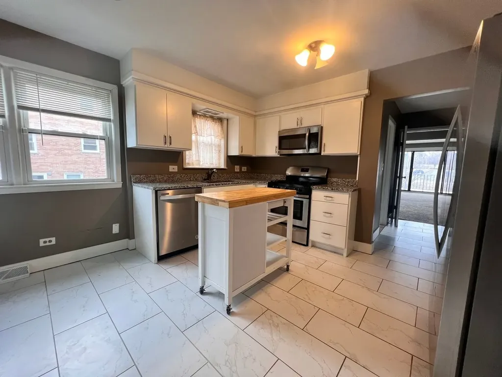 16W611 56TH Street Clarendon Hills IL 60514