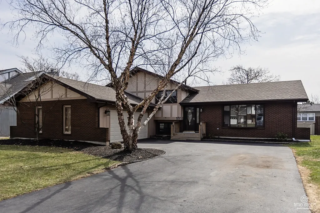 8336 Mending Wall Drive Woodridge IL 60517