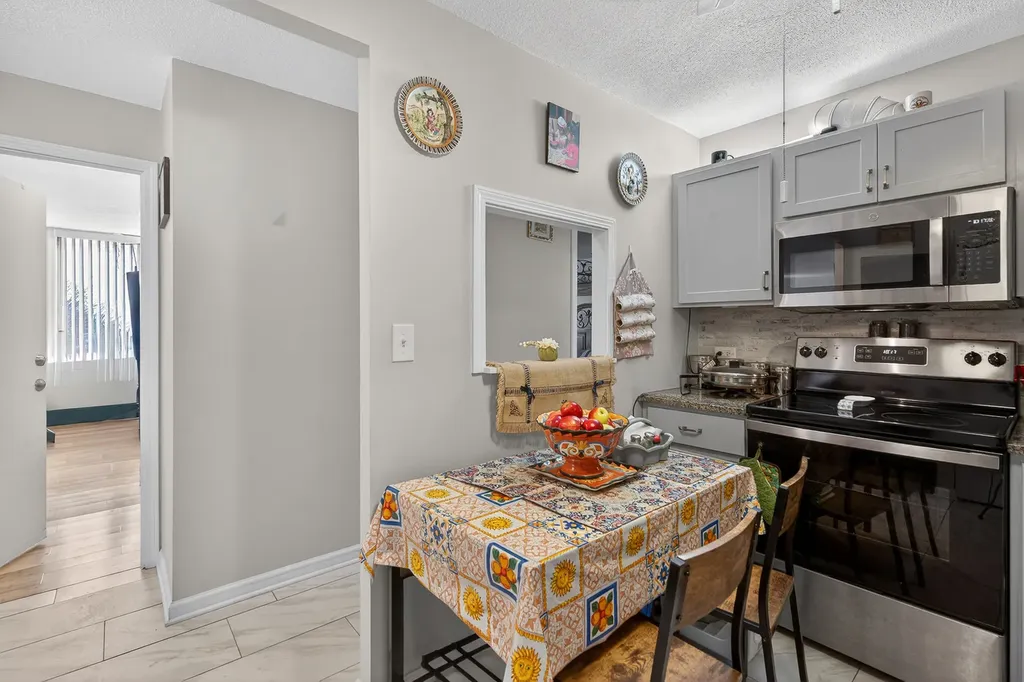 2000 Saint Regis Drive Lombard IL 60148