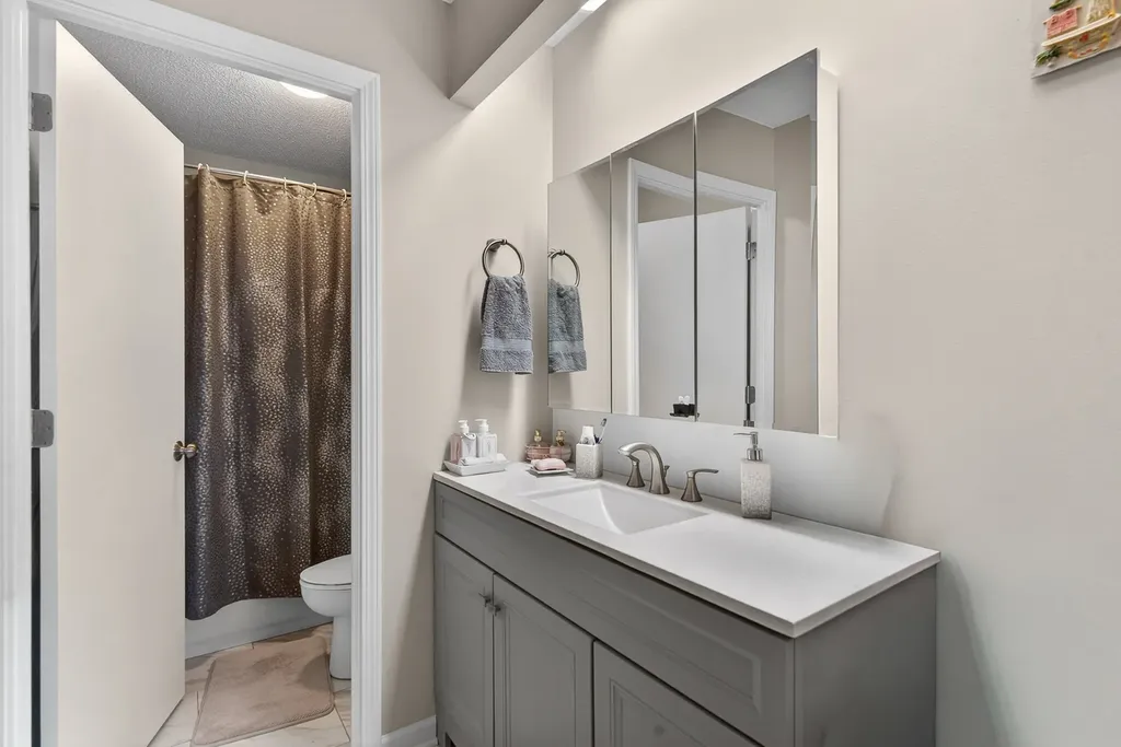 2000 Saint Regis Drive Lombard IL 60148