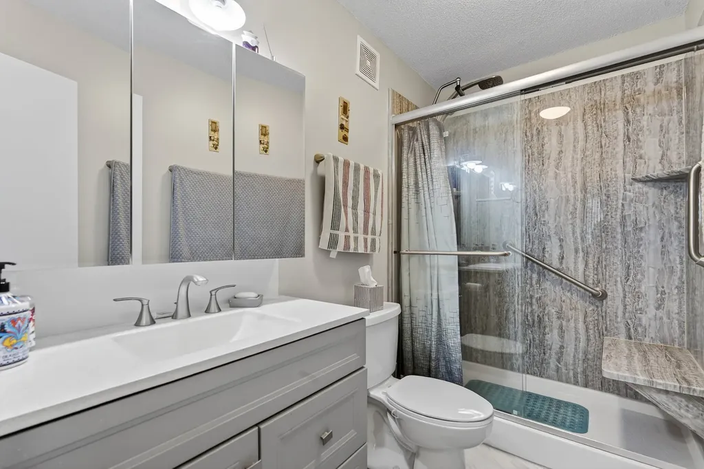 2000 Saint Regis Drive Lombard IL 60148