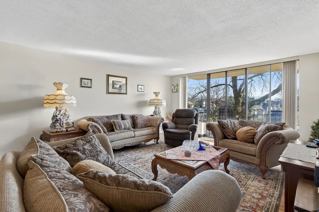 2000 Saint Regis Drive Lombard IL 60148