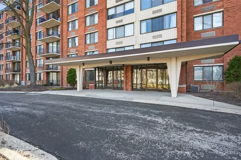 2000 Saint Regis Drive Lombard IL 60148