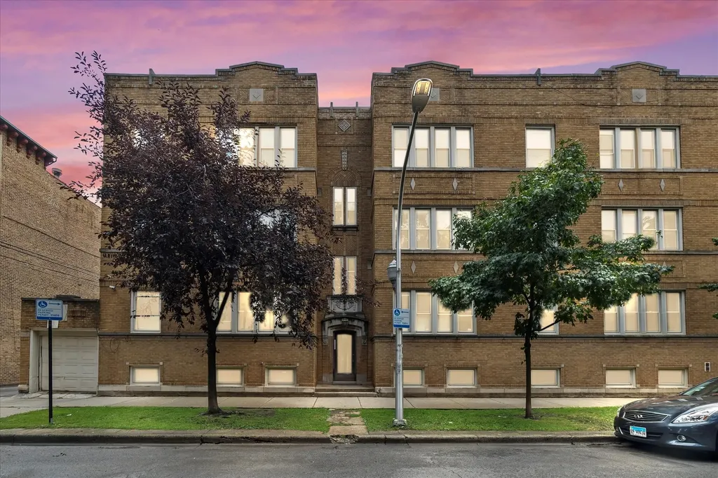 7431 North Hoyne Avenue Chicago IL 60645