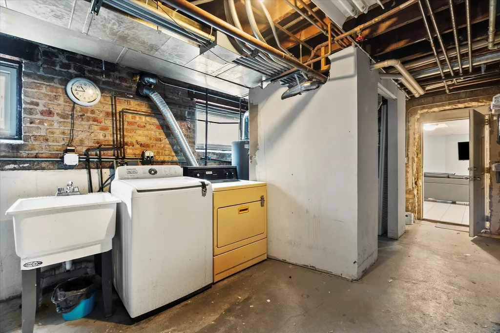 7431 North Hoyne Avenue Chicago IL 60645