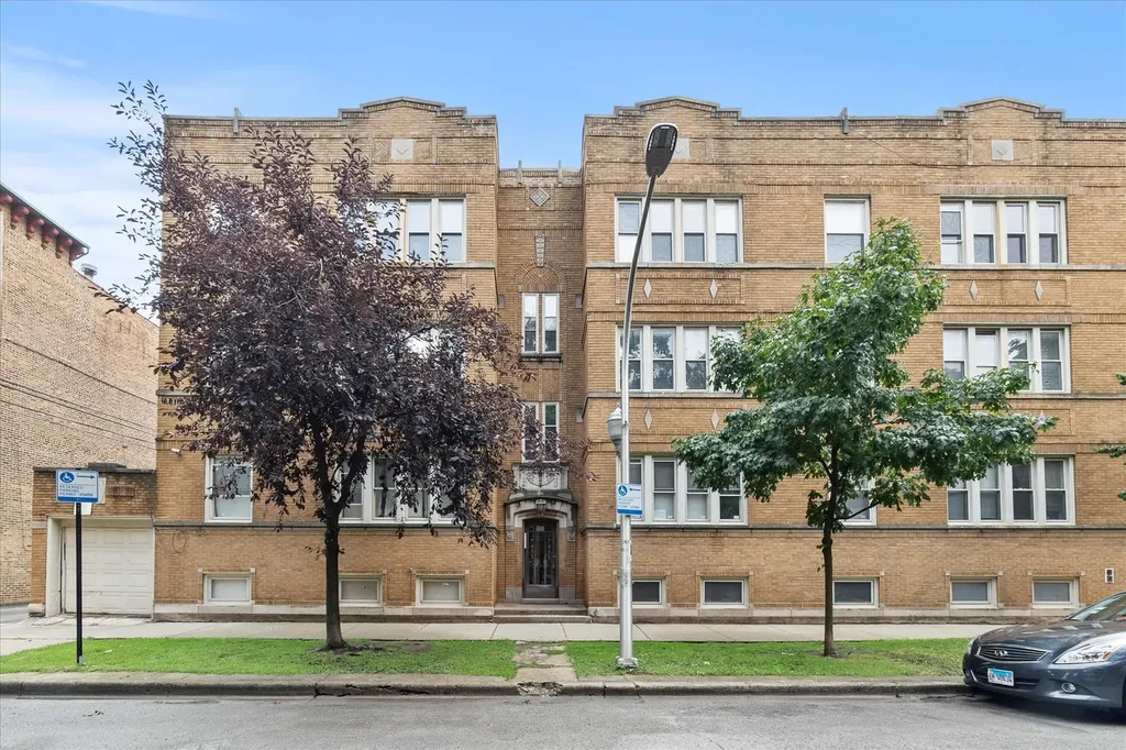 7431 North Hoyne Avenue Chicago IL 60645