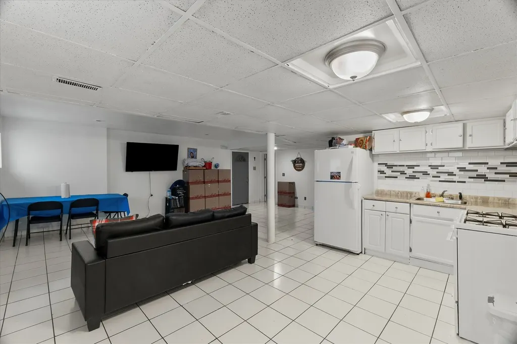 7431 North Hoyne Avenue Chicago IL 60645