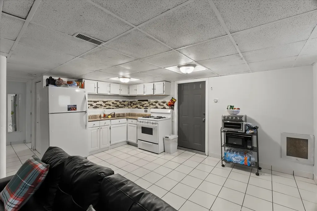 7431 North Hoyne Avenue Chicago IL 60645