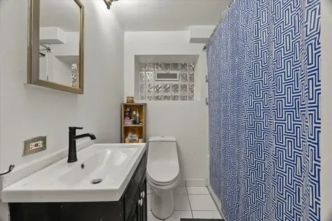 7431 North Hoyne Avenue Chicago IL 60645