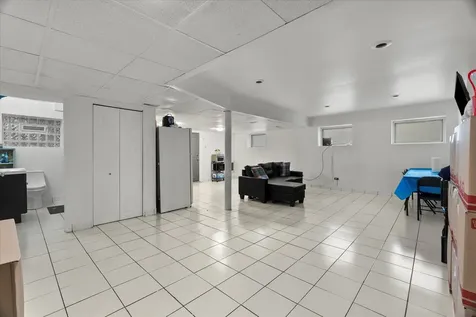 7431 North Hoyne Avenue Chicago IL 60645