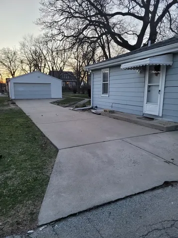 18237 Oakwood Avenue Lansing IL 60438