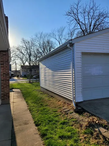 18237 Oakwood Avenue Lansing IL 60438