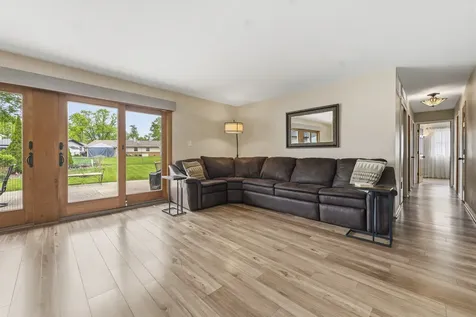 801 Delphia Avenue Elk Grove Village IL 60007