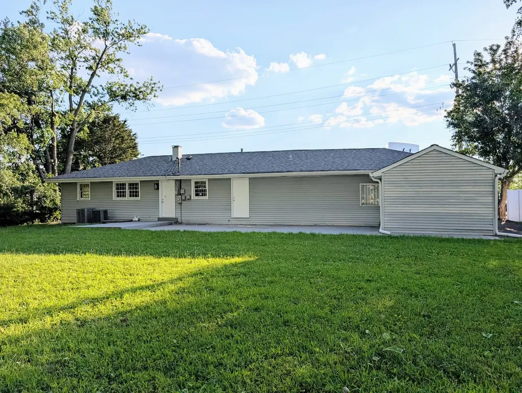 1S085 Summit Avenue Oakbrook Terrace IL 60181