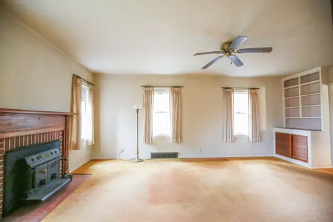 422 North Hennepin Avenue Dixon IL 61021