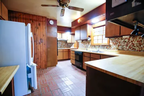 422 North Hennepin Avenue Dixon IL 61021