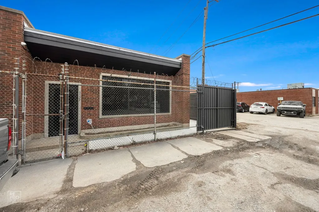 3327 West Columbus Avenue Chicago IL 60652