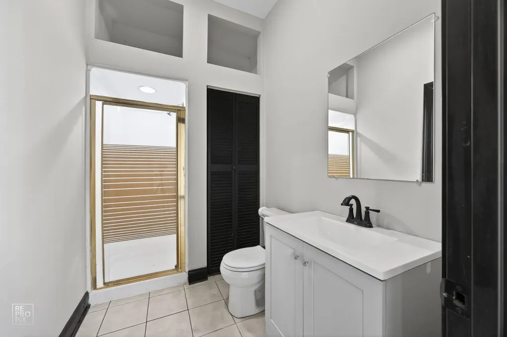 3327 West Columbus Avenue Chicago IL 60652
