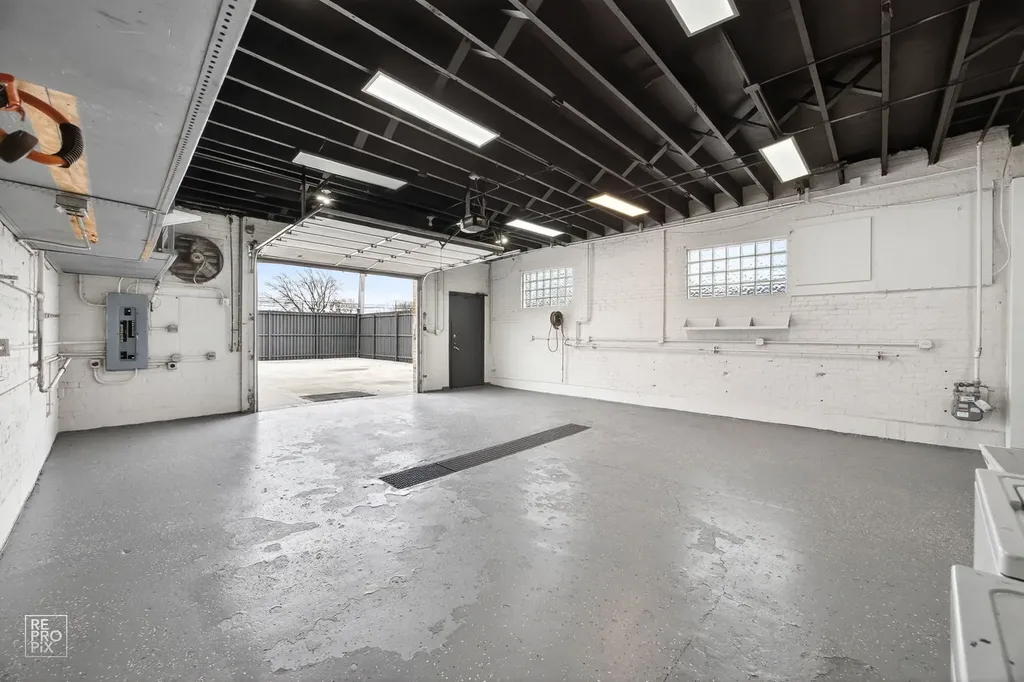 3327 West Columbus Avenue Chicago IL 60652
