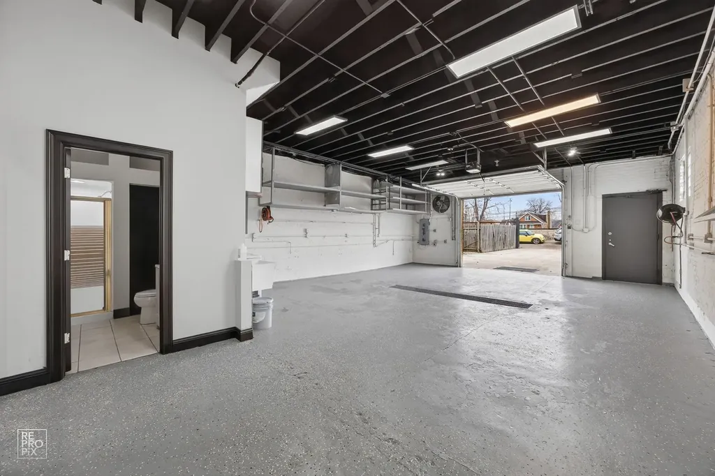 3327 West Columbus Avenue Chicago IL 60652