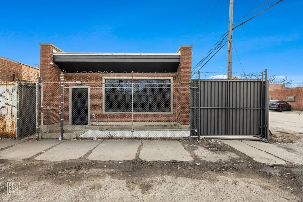 3327 West Columbus Avenue Chicago IL 60652