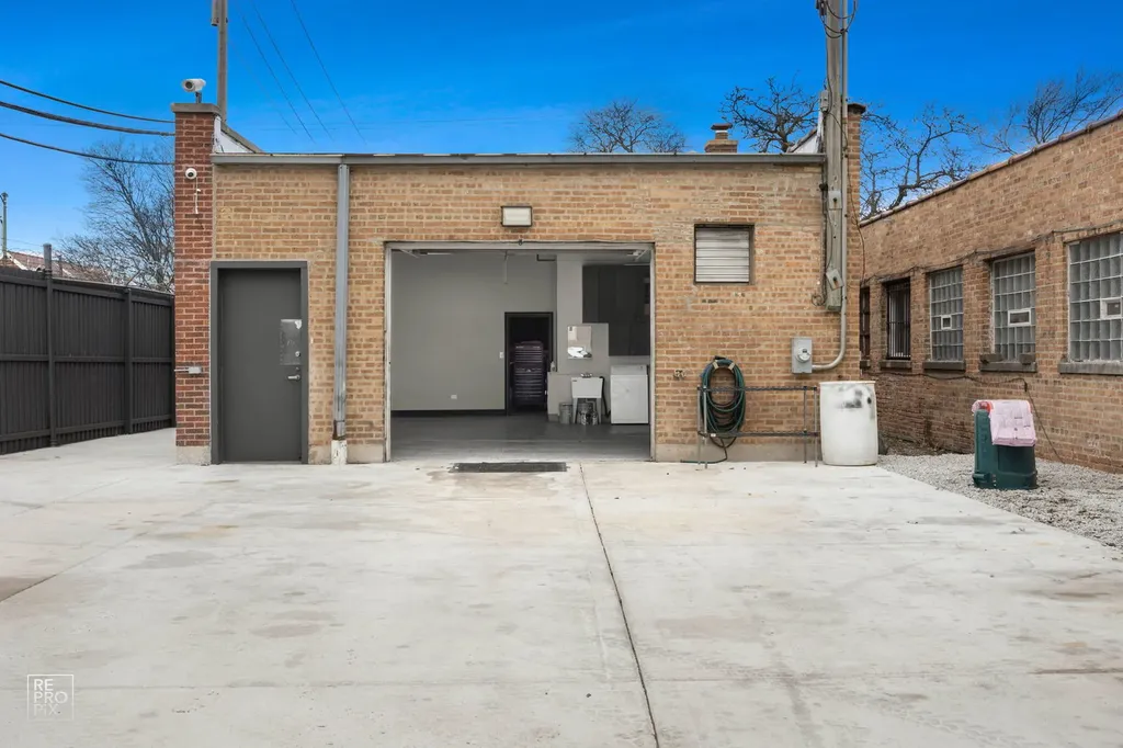 3327 West Columbus Avenue Chicago IL 60652