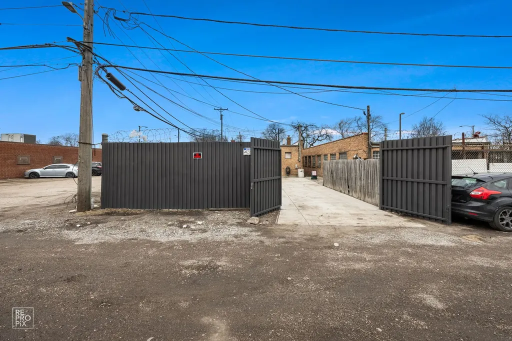 3327 West Columbus Avenue Chicago IL 60652