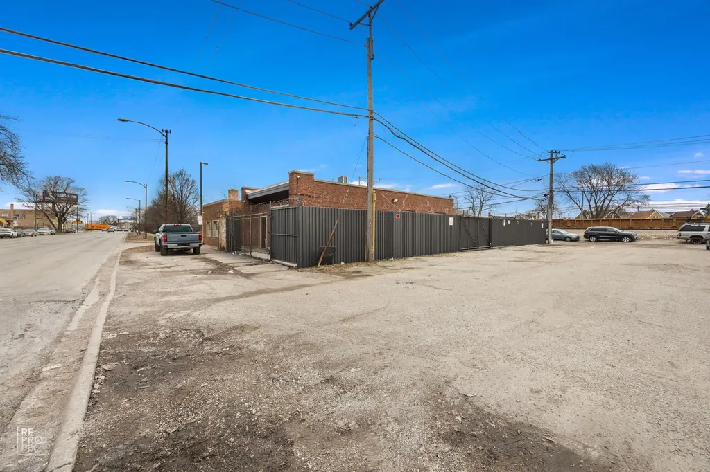 3327 West Columbus Avenue Chicago IL 60652