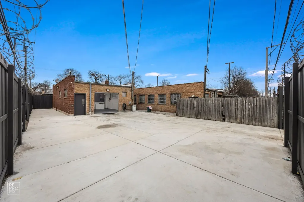 3327 West Columbus Avenue Chicago IL 60652