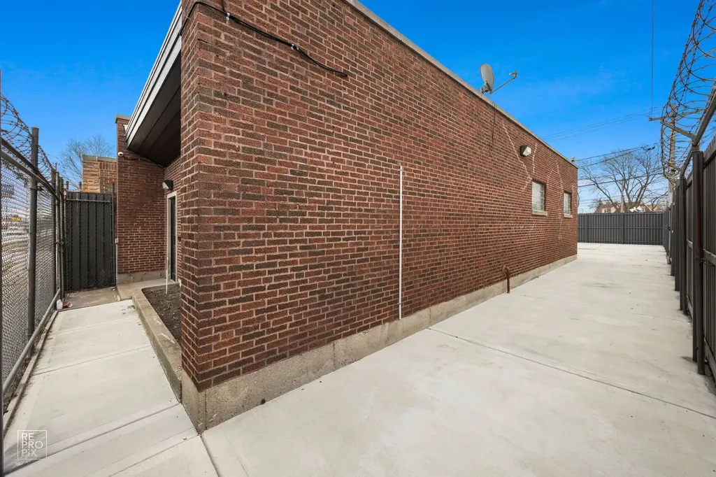 3327 West Columbus Avenue Chicago IL 60652