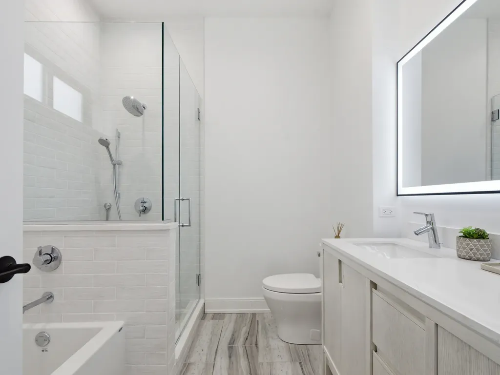 2471 North Clybourn Avenue Chicago IL 60638