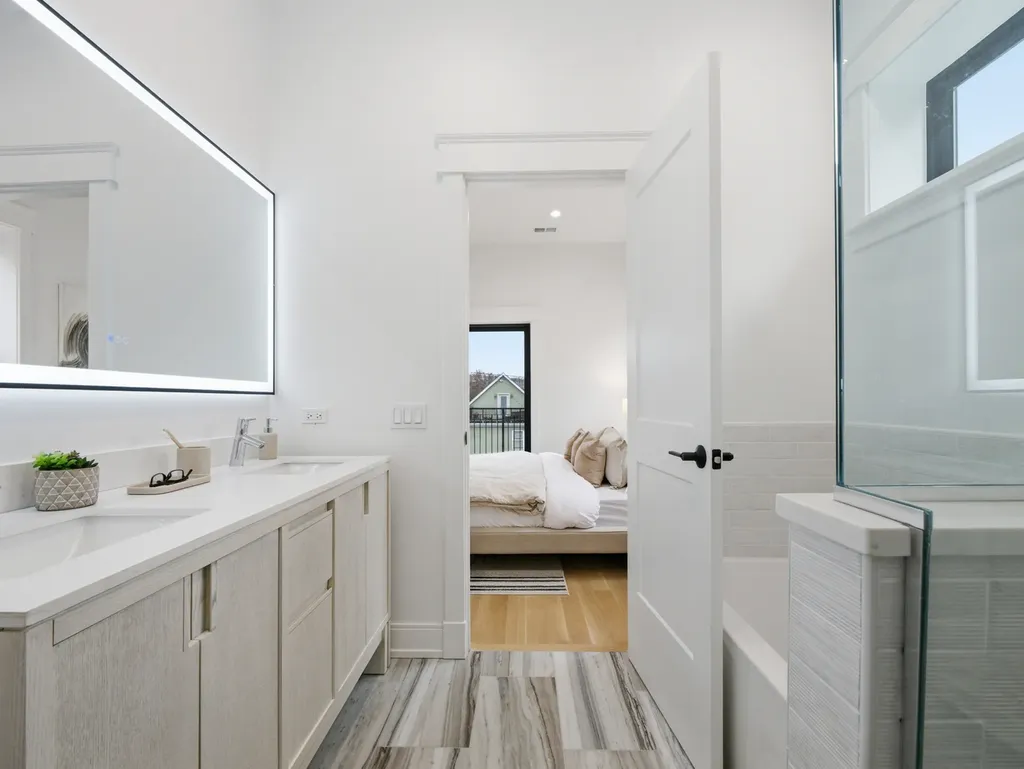 2471 North Clybourn Avenue Chicago IL 60638