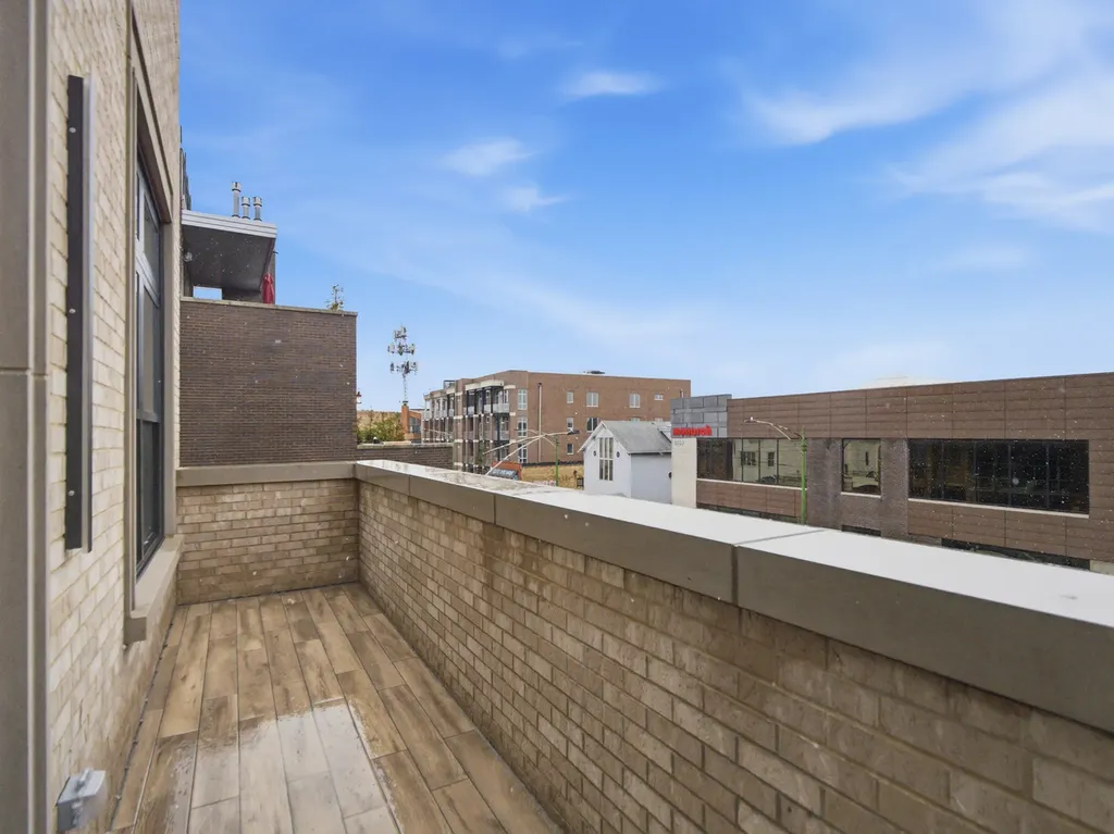 2471 North Clybourn Avenue Chicago IL 60638
