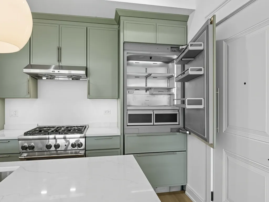 2471 North Clybourn Avenue Chicago IL 60638