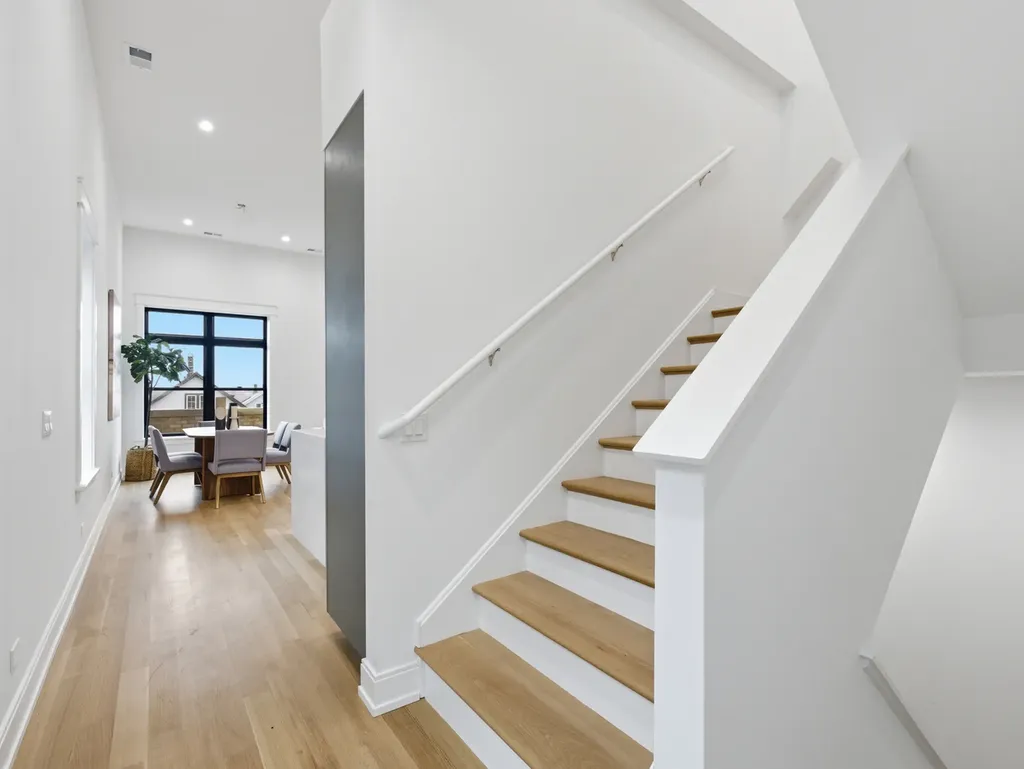 2471 North Clybourn Avenue Chicago IL 60638
