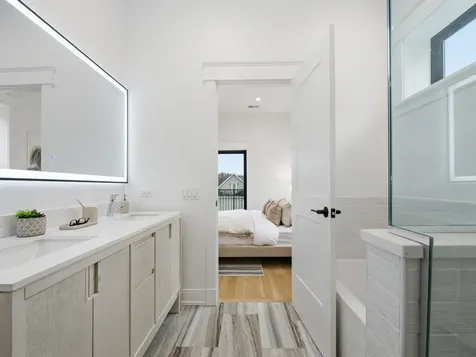 2471 North Clybourn Avenue Chicago IL 60638